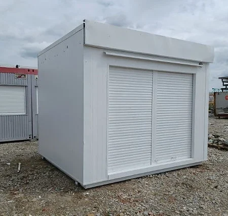 Contenedor comercial 300×350 con persianas frontales divididas