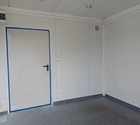 Contenedor comercial 300×350 con persianas frontales divididas - Imagen 6