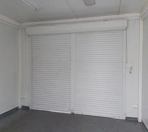 Contenedor comercial 300×350 con persianas frontales divididas - Imagen 7