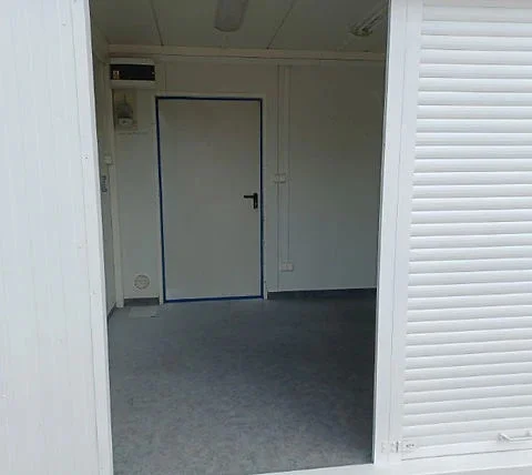 Contenedor comercial 300×350 con persianas frontales divididas - Imagen 8